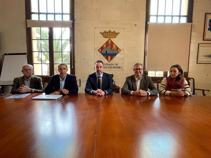 El Conseller De Vivienda, Territorio Y Movilidad, José Luis Mateo, Y El Alcalde De Ciutadella, Llorenç Ferrer, En Su Reunión Este Miércoles.