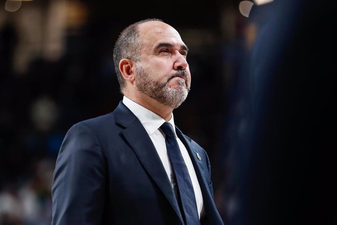 El técnico del Real Madrid, Chus Mateo,durante un partido de Euroliga.