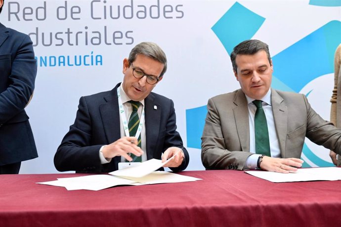 José María Bellido (d) firma el protocolo con el consejero Jorge Paradela