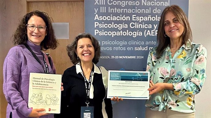 Raquel Remesal (derecha) y Carmen Pilar Lancha (izquierda) junto a una representante del comité científico.