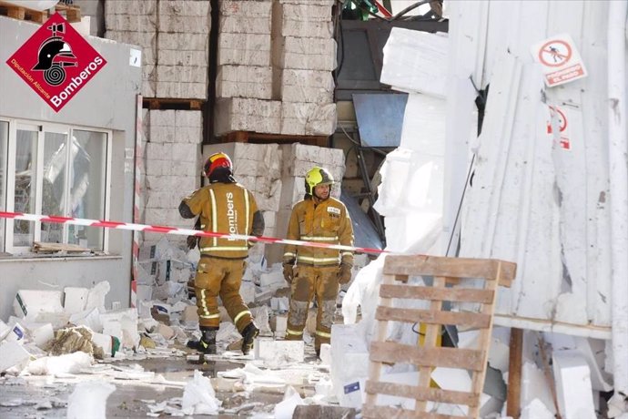 Imagen de los bomberos en la fábrica de Ibi