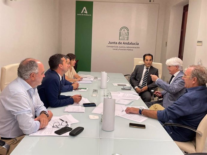 El consejero de Justicia, José Antonio Nieto, junto al presidente del Consejo Andaluz de Colegios de Procuradores, José Ramón Carrasco, en una reunión entre responsables de la Consejería y del Consejo.