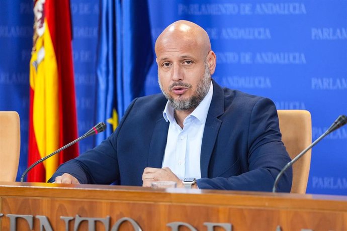 El portavoz adjunto del Grupo Parlamentario Vox, Rodrigo Alonso, durante la ronda de ruedas de prensa de portavoces de los grupos parlamentarios en el Parlamento de Andalucía, a 27 de noviembre de 2024 en Sevilla (Andalucía, España). Los portavoces de los