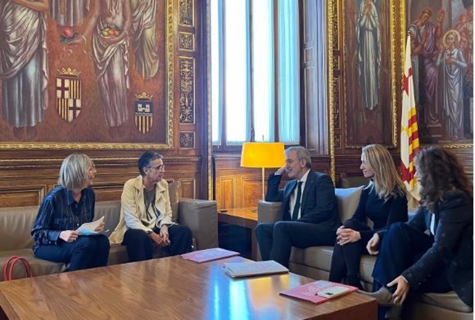 La consellera de Salud, Olga Pané, y el alcalde de Barcelona, Jaume Collboni, durante su reunión para abordar la implementación de los acuerdos alcanzados en  la Comisión Mixta Ayuntamiento de Barcelona - Generalitat