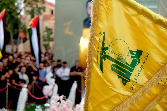 Archivo - Banderas de Hezbolá durante el funeral de un miembro del grupo en Líbano