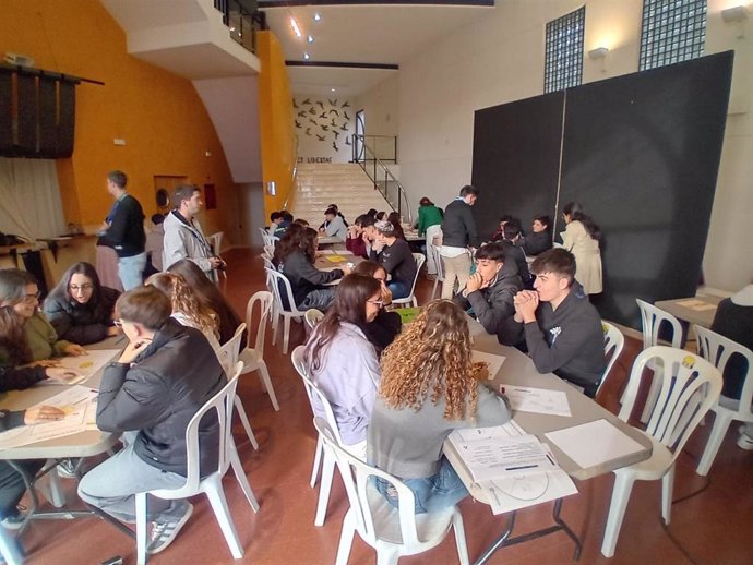 Un centenar de alumnos de los Institutos de Enseñanza Secundaria (IES) La Arboleda y José Antonio Fernández Muriel del municipio de Lepe, participan en el Hackathon que Andalucía Emprende.