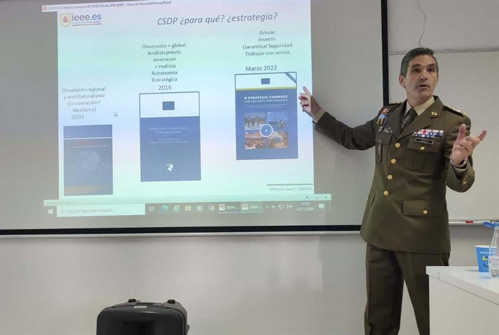 El coronel, analista del Instituto Español de Estudios Estratégicos y doctor en seguridad internacional, Juan Castilla, ha dado una charla a los alumnos del Máster de Relaciones Internacionales de la UNIA sobre "la defensa en Europa".