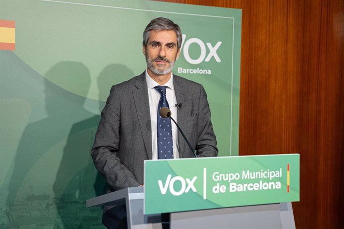 El presidente de VOX en Barcelona Gonzalo de Oro en una rueda de prensa este miércoles