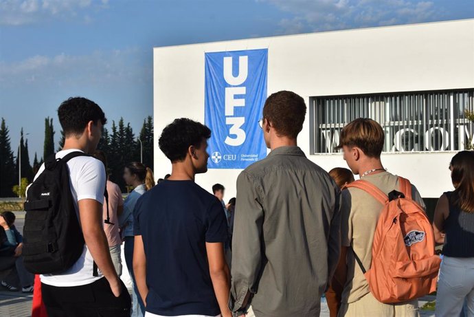 Alumnos junto a la Universidad CEU Fernando III.