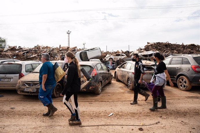 Varias personas en el campo de fútbol de Alfafar tras el paso de la DANA, 8 de noviembre de 2024