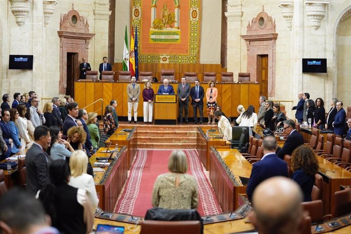 El presidente del Parlamento andaluz, Jesús Aguirre, lee un manifiesto por el día contra la violencia de género.