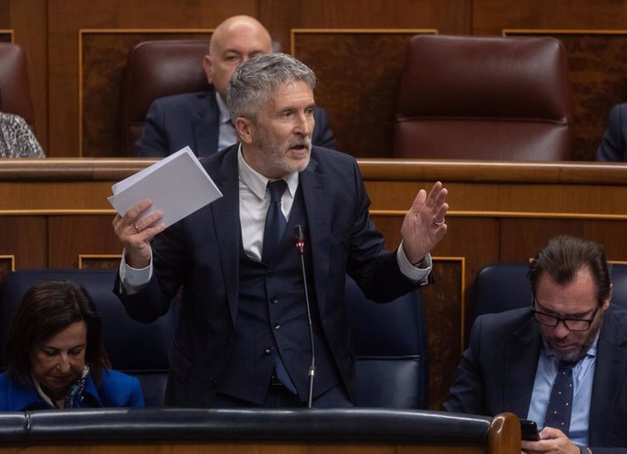 El ministro de Interior, Fernando Grande-Marlaska, interviene durante una sesión de control al Gobierno en el Congreso de los Diputados, a 27 de noviembre de 2024, en Madrid (España). 