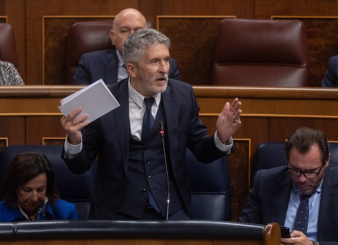 El ministro de Interior, Fernando Grande-Marlaska, interviene durante una sesión de control al Gobierno en el Congreso de los Diputados, a 27 de noviembre de 2024, en Madrid (España).