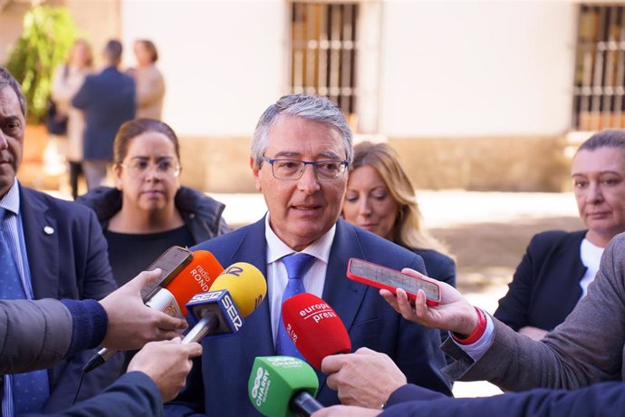 El presidente de la Diputación de Málaga ha participado en la constitución de la Comisión Provincial de Emprendimiento promovida por la Junta de Andalucía, que ha tenido lugar en el Ayuntamiento de Ronda