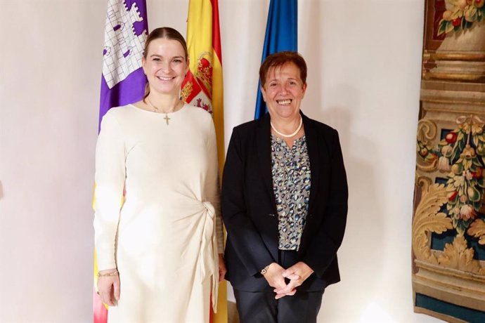 La presidenta del Govern, Marga Prohens, y la alcaldesa de Santanyí, Maria Pons.