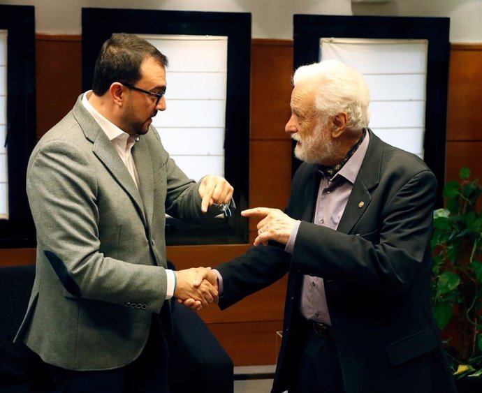 El presidente del Principado, Adrián Barbón, saluda al psicopedagogo y dibujante italiano Francesco Tonucci, Frato.