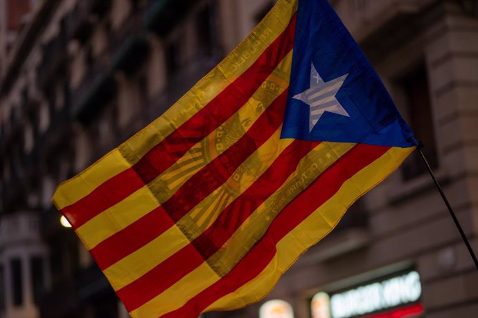 Archivo - Una estelada durant una concentració