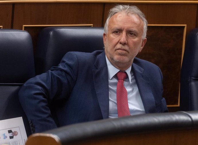 El ministro de Política Territorial y Memoria Democrática, Ángel Víctor Torres, durante una sesión de control al Gobierno en el Congreso de los Diputados, a 27 de noviembre de 2024, en Madrid (España). 