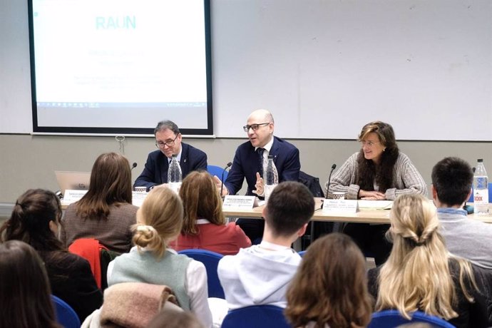 El secretario general de Investigación y Universidades, Oriol Escardíbul, en el seminario inaugural del curso de la RAUN