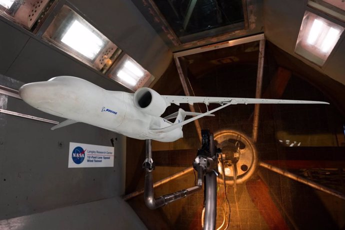 Un modelo del avión X-66 con una envergadura de casi 6 pies se colocó en el túnel de viento de baja velocidad de 12 pies en el Centro de Investigación Langley de la NASA.