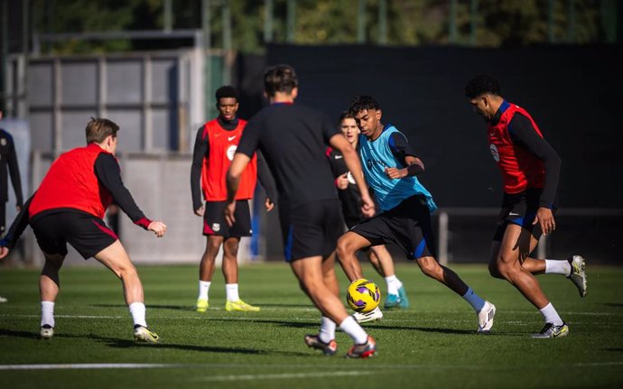 El jugador del FC Barcelona Lamine Yamal en el entrenamiento del 27 de noviembre de 2024