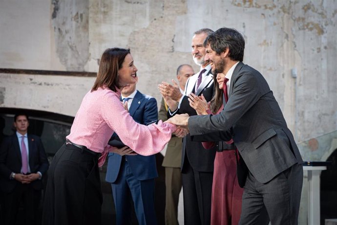 La directora del Festival Internacional de Teatro Clásico de Almagro, Irene Pardo, saluda el ministro de Cultura durante la entrega de medallas.