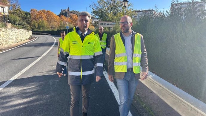 Lorite (izda.) visita, junto al alcalde de Carcabuey, Juan Miguel Sánchez, una de las carreteras en las que interviene la Diputación en el municipio.