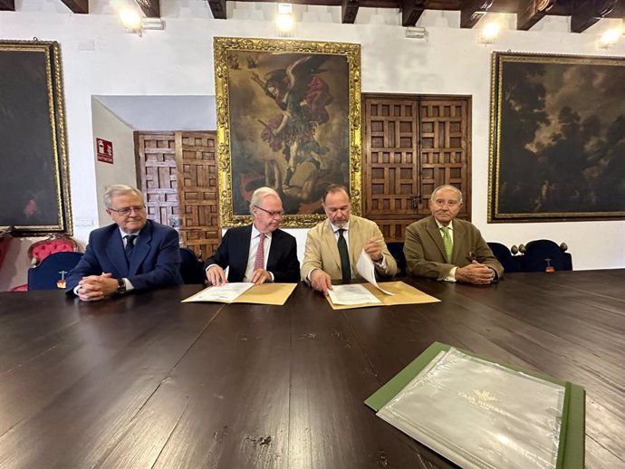 El presidente de la Fundación Caja Rural del Sur, José Luis García-Palacios Álvarez, y el hermano mayor de la la Santa Caridad de Sevilla, Eduardo Ybarra.