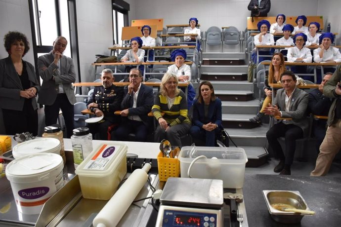 La delegada de la Junta en Cádiz, Mercedes Colombo, acompañada del delegado territorial de Empleo, Empresa y Trabajo Autónomo, Daniel Sánchez Román, en una jornada de puertas abiertas en la Escuela de Hostelería de Cádiz