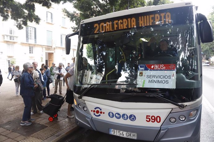 Imagen de archivo de usuarios afectados por la huelga en transporte de autobuses  que acceden a los servicios mínimos. A 28 de octubre de 2024, en Málaga.