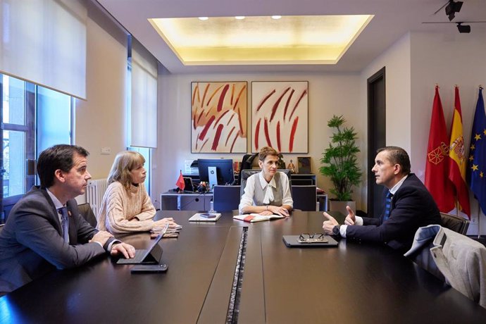 La presidenta de Navarra, María Chivite, y el consejero Irujo en un momento de la reunión con el presidente de la Agrupación Future: Fast Forward