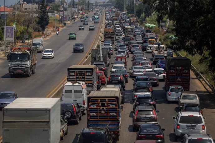 Archivo - 28 June 2021, Lebanon, Damour: Vehicles line up during a traffic jam on a main highway that links southern Lebanon to capital Beirut, as people queue outside petrol stations at the town of Damour amid an unprecedented fuel shortage after the cou