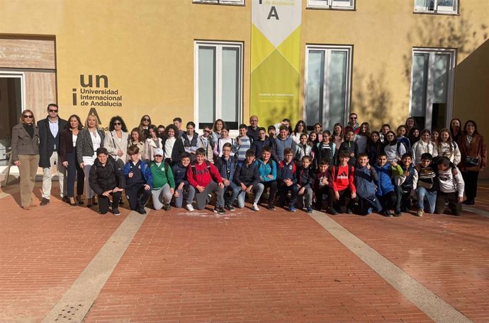 Foto de familia de los galardonados del CEIP Alfar de La Rambla.