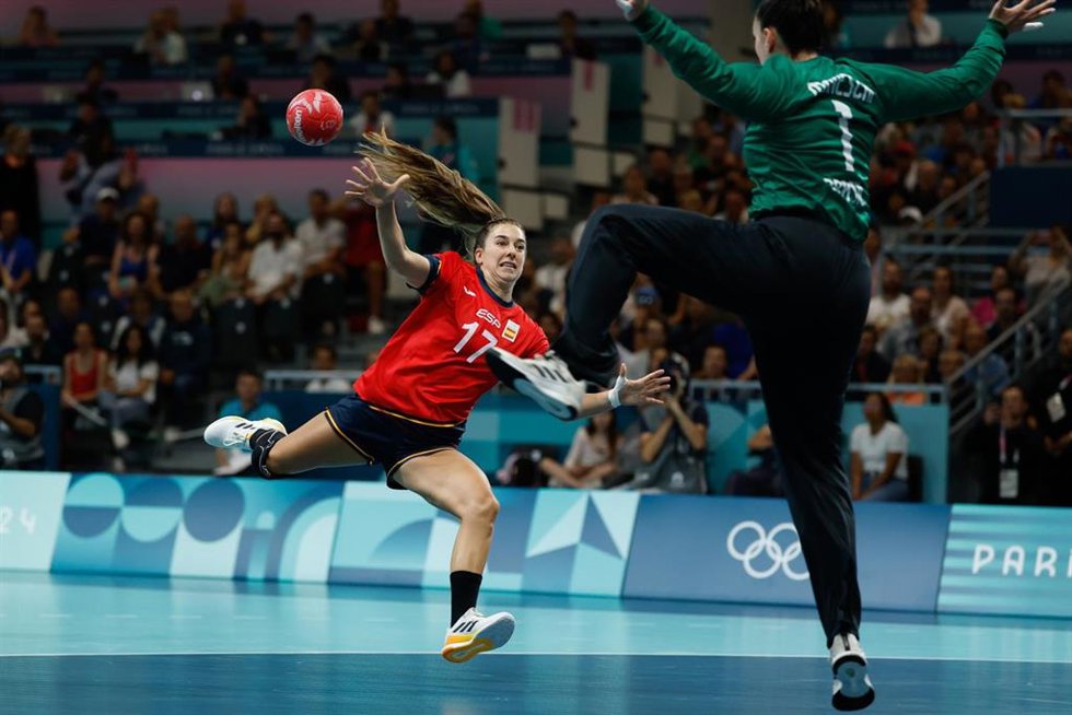 Archivo - Jennifer Gutiérrez realiza un lanzamiento durante el España-Brasil de los Juegos Olímpicos de París de 2024