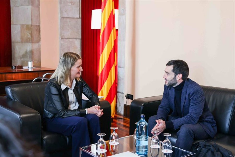 La consellera de Derechos Sociales e Inclusión, Mnica Martínez Bravo, se ha reunido este miércoles en el Parlament con el ministro de Derechos Sociales, Consumo y Agenda 2030, Pablo Bustinduy