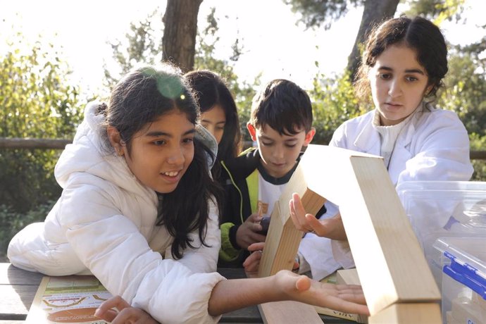 Alumnos de 5 y 6 de primaria en una de las actividades STEAM en el Park Güell