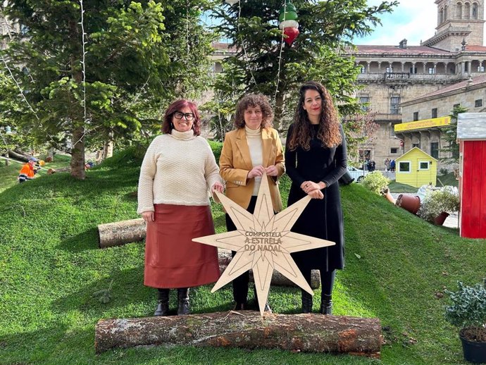 La alcaldesa de Santiago, Goretti Sanmartín; la primera teniente de alcaldesa, María Rozas; y la concelleira de Festas, Pilar Lueiro en la presentación del programa de Navidad.