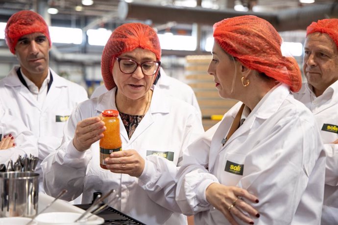 La directora de la fábrica de Solís, Guadalupe Gómez (i) y la presidenta de la Junta de Extremadura, María Guardiola (d)