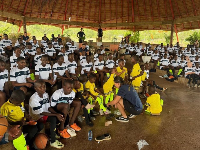 La RFEF dona material deportivo para 225 niños de Mozambique