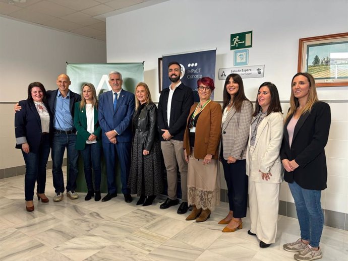 La delegada territorial de Salud y Consumo en la provincia de Cádiz, Eva Pajares, y el alcalde de Chipiona, Luis Mario Aparcero, en la presentación del Nodo IMPaCT en su centro de salud.