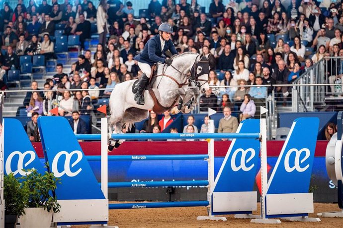 Archivo - Imagen de una competición de salto de la Ifema Madrid Horse Week 2023