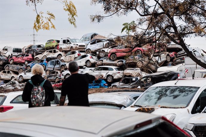 Coches amontonados en una zona afectada por la DANA, a 16 de noviembre de 2024, en Sedaví, Valencia, Comunidad Valenciana (España). 