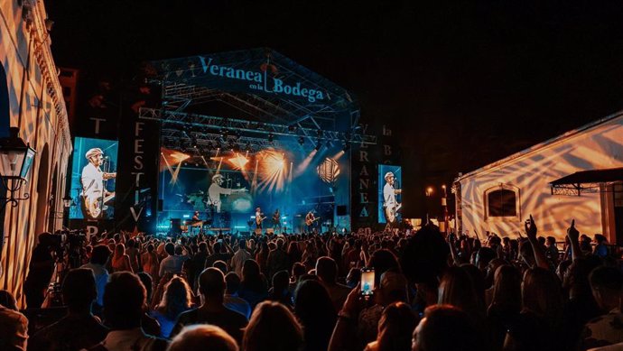 Archivo - El público del Tío Pepe Festival durante uno de sus conciertos en las Bodegas Tío Pepe de Jerez de la Frontera (Cádiz)