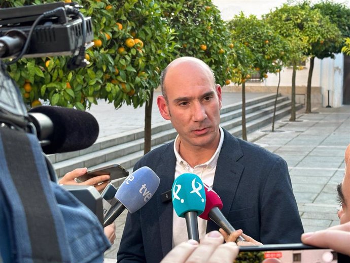 El portavoz del PP de Extremadura, José Ángel Sánchez Juliá, atiende a los medios de comunicación