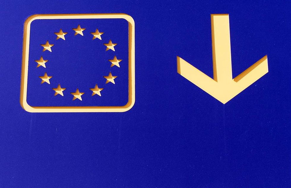 Archivo - FILED - 22 October 2013, Romania, Bucharest: An arrow is seen next to an EU flag over the entrance to a cafe in Bucarest. Of the 27 EU member states, Bulgaria, Romania, Croatia, Cyprus and Ireland are currently not part of the Schengen area. O