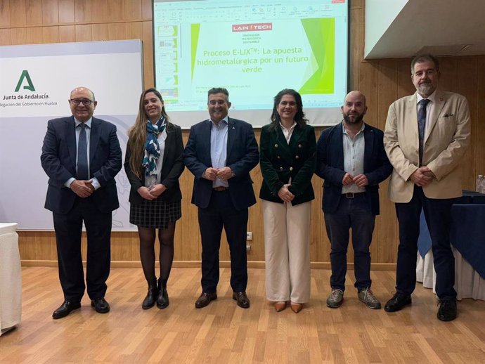 Autoridades de la Junta de Andalucía en Huelva y ponentesen la conferencia sobre la historia de la minería onubense.