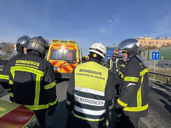 Heridos graves dos guardias civiles al chocar su coche patrulla contra un camión parado en la M-506