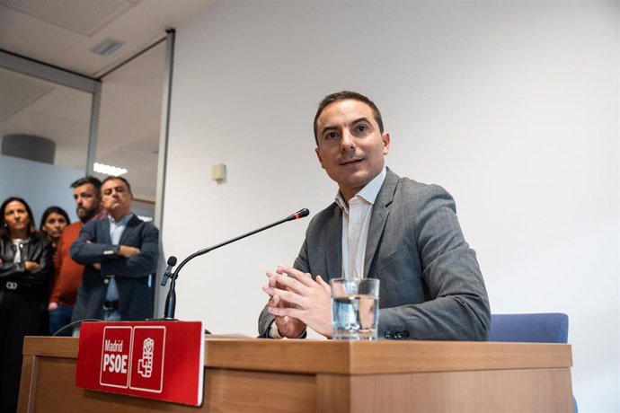 El portavoz del PSOE de Madrid en la Asamblea de Madrid, Juan Lobato, ofrece una declaración institucional en la Asamblea de Madrid, a 26 de noviembre de 2024, en Madrid (España).