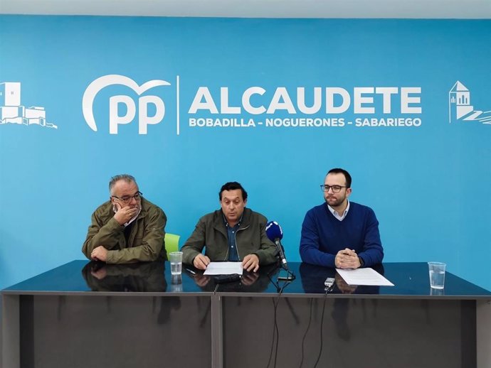 El parlamentario del PP de Jaén Juanma Marchal (d) en la comparecencia sobre el presupuesto de la Junta.