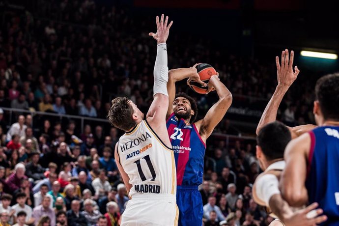 Archivo - Jabari Parker of Fc Barcelona in action against Mario Hezonja of Real Madrid during the Turkish Airlines EuroLeague, match played between FC Barcelona and Real Madrid at Palau Blaugrana on January 03, 2024 in Barcelona, Spain.